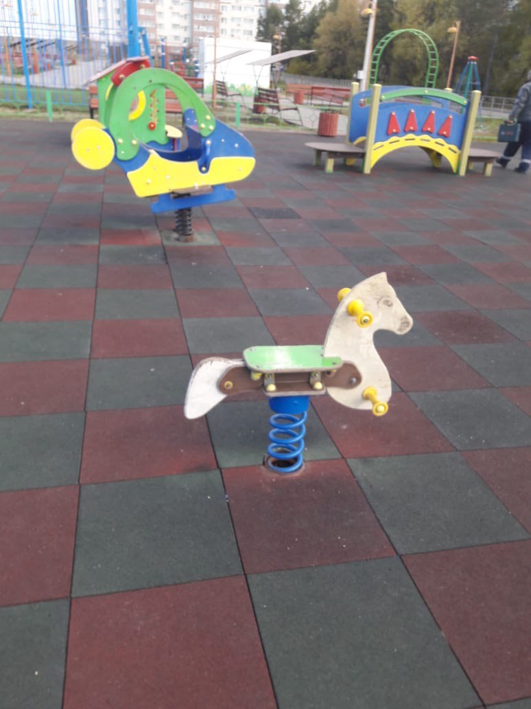 Аттракционы на детской площадке восстановили рабочие подразделения «Берег берегу»