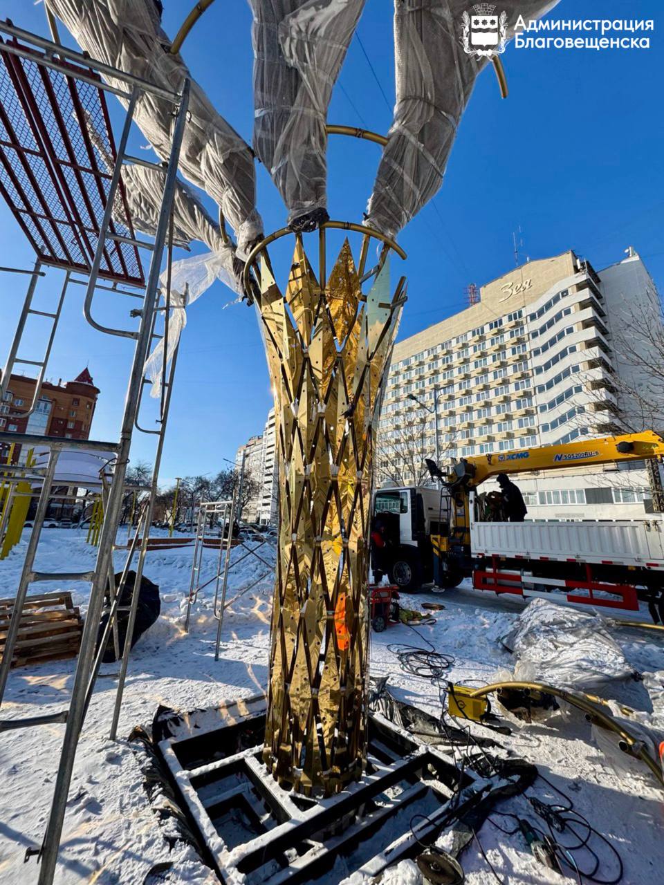 В сквере на Калинина – Ленина появится золотое дерево. Рабочие начали монтаж конструкции 