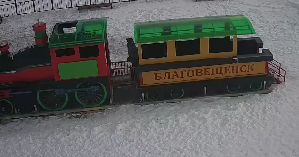 Паровозик на игровой площадке пострадал от детского творчества