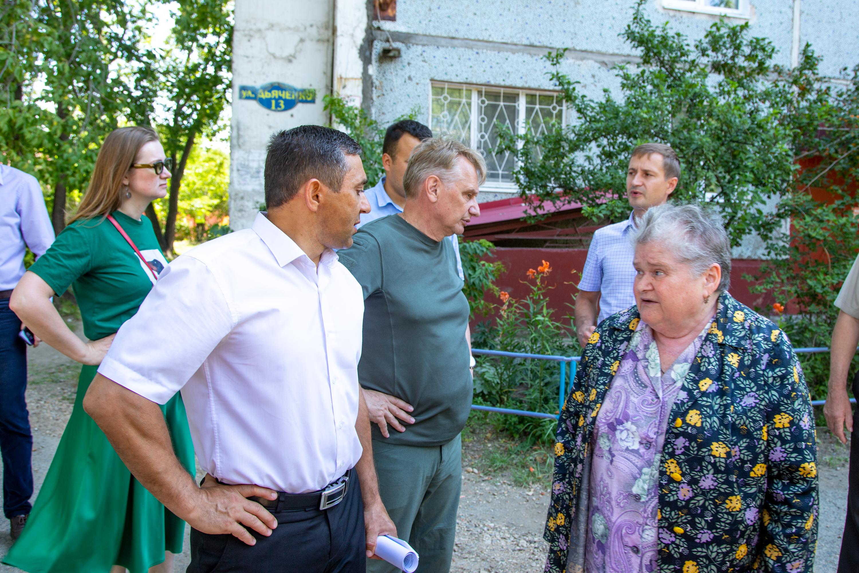 Благовещенцы высадили деревья прямо над теплосетями 
