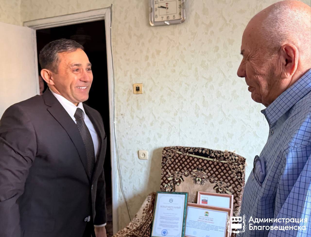 «Пример истинного патриотизма, стойкости и беззаветного служения Родине»: Олег Имамеев передал поздравления от Президента России благовещенскому ветерану