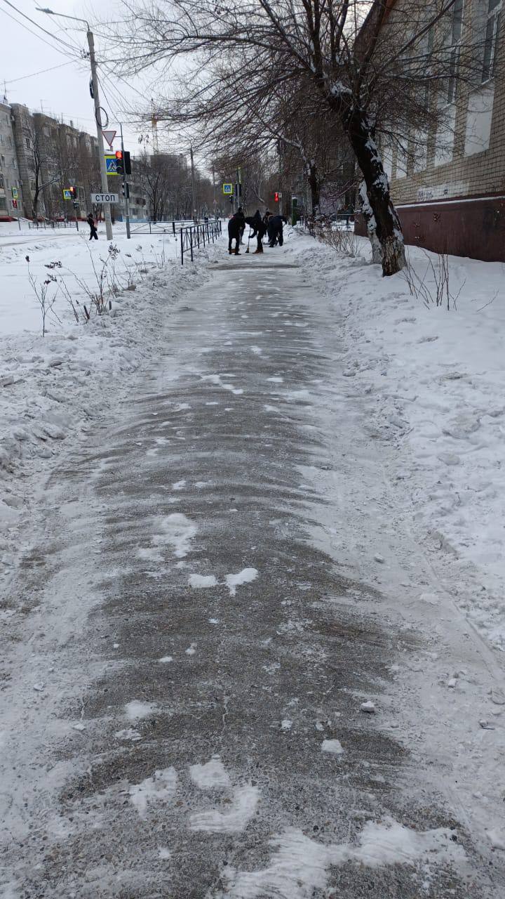 Тротуары замело. Замело снегом. Благовещенск зимой. Снег на участке зимой. Шоссе зимой в городе.