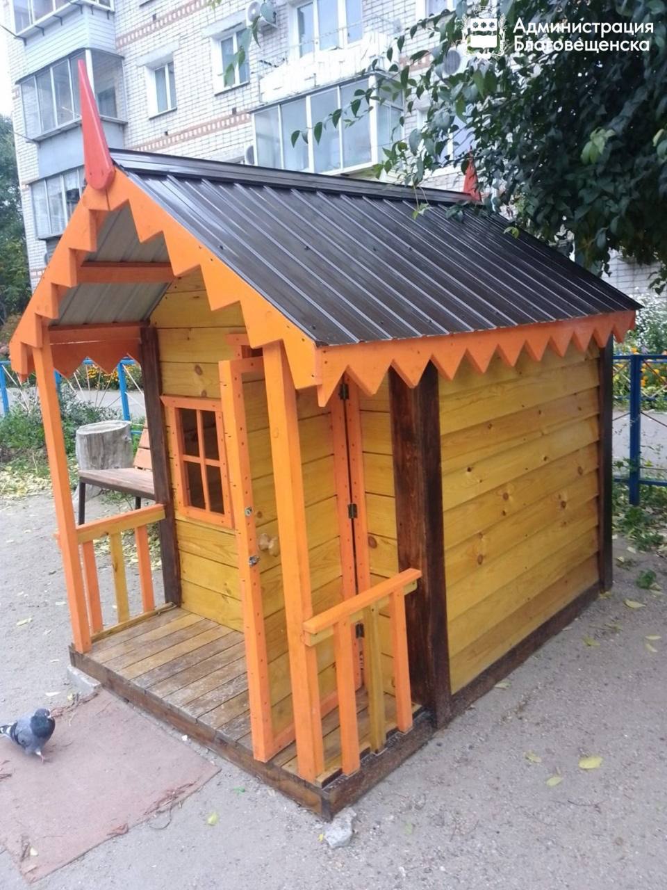 Деревянный домик украсил один из благовещенских дворов на улице Зейской Деревянный домик украсил один из благовещенских дворов на улице Зейской