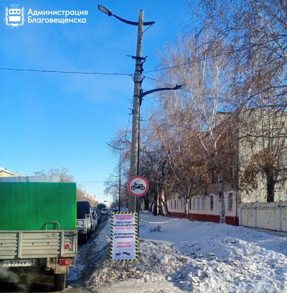 С начала года с улиц Благовещенска вывезли больше 25 тысяч тонн снега. В том числе и с парковок соцобъектов 