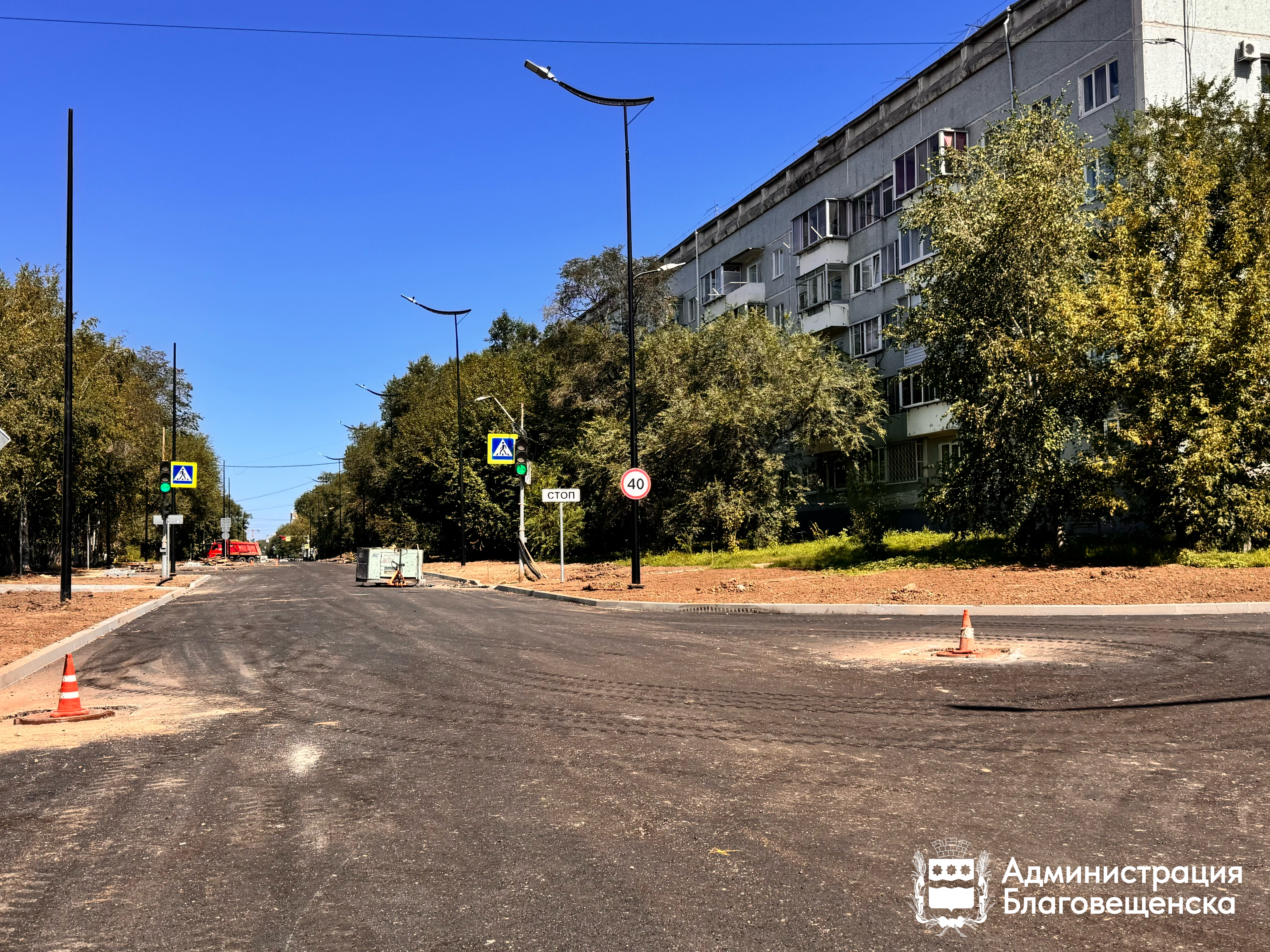 Дорожная кампания в Благовещенске на большинстве участков выходит на «чистовую» — дорожники готовят основания под новое покрытие и укладывают асфальт