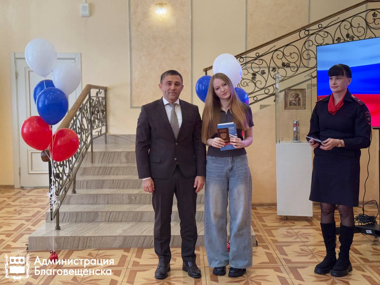 Истории еще предстоит написать: Олег Имамеев вручил шести благовещенцам первые паспорта Истории еще предстоит написать: Олег Имамеев вручил шести благовещенцам первые паспорта