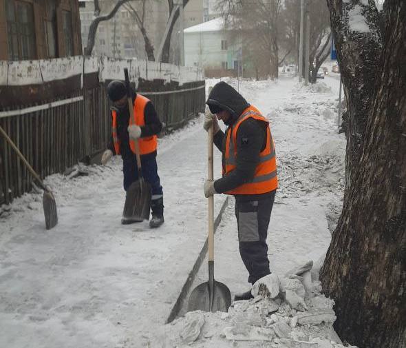 Вывоз снега, заметание проезжей части, очистка тротуаров: на улицах Благовещенска трудятся сотрудники и техника ГСТК и привлеченные спецмашины Вывоз снега, заметание проезжей части, очистка тротуаров: на улицах Благовещенска трудятся сотрудники и техника ГСТК и привлеченные спецмашины