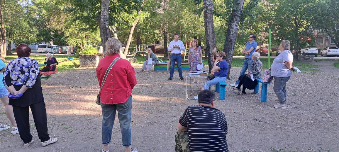Жителям одной из благовещенских многоэтажек помогли разобраться в тонкостях федеральной программы «1000 дворов» Жителям одной из благовещенских многоэтажек помогли разобраться в тонкостях федеральной программы «1000 дворов»