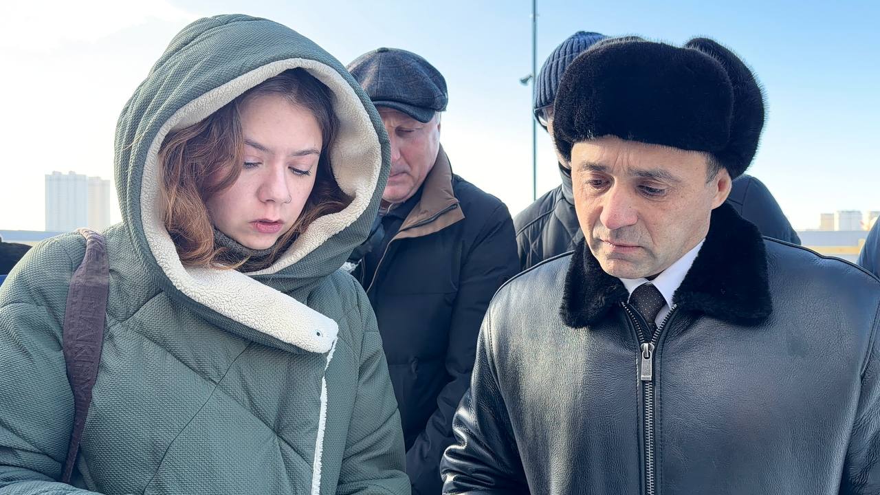 Олег Имамеев: «Строительство новых спортивных объектов отвечает запросу горожан». Мэр провел выездное совещание на месте будущей спортплощадки на набережной Амура