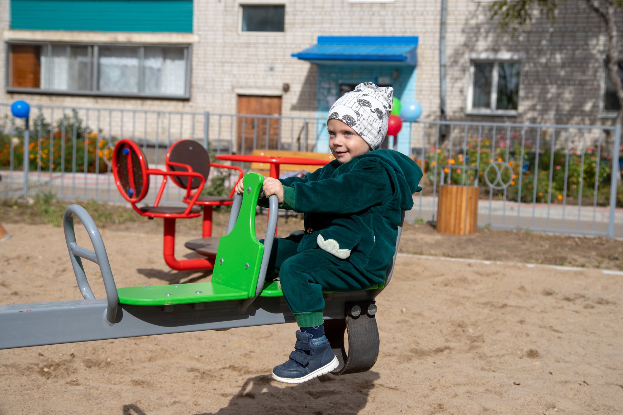 Довольны дети и взрослые: горожане оценили обновленный двор по  Красноармейской, 198