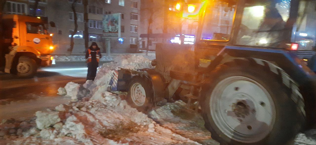 ГСТК убрал снежные валы с обочин в районе драмтеатра в Благовещенске ГСТК убрал снежные валы с обочин в районе драмтеатра в Благовещенске