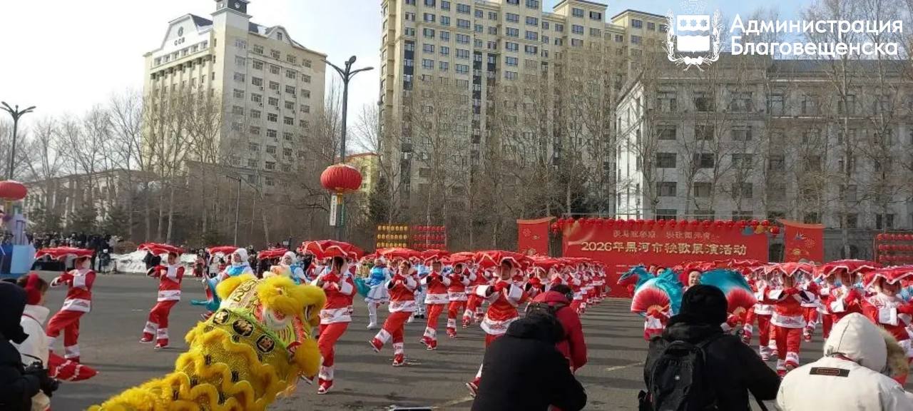 Танцоры из Благовещенска открыли праздничное карнавальное шествие в Хэйхэ