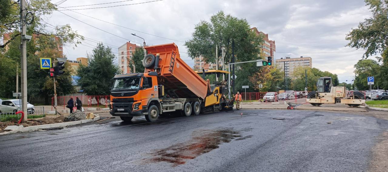 На одном из участков Октябрьской приступили к укладке 2-го слоя асфальта На одном из участков Октябрьской приступили к укладке 2-го слоя асфальта