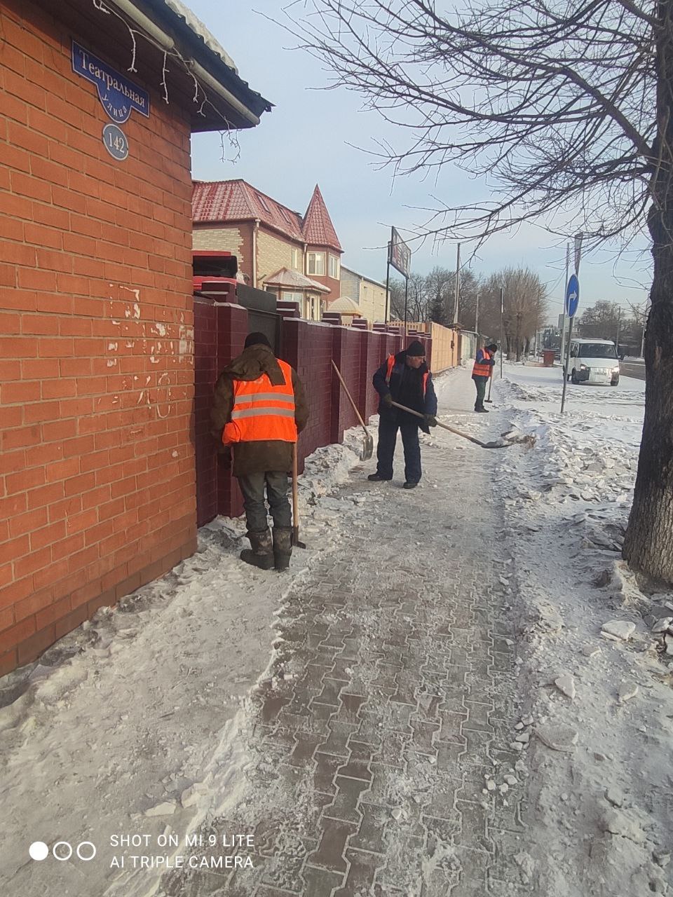 Рабочие ГСТК очистят дорогу возле 10 школы