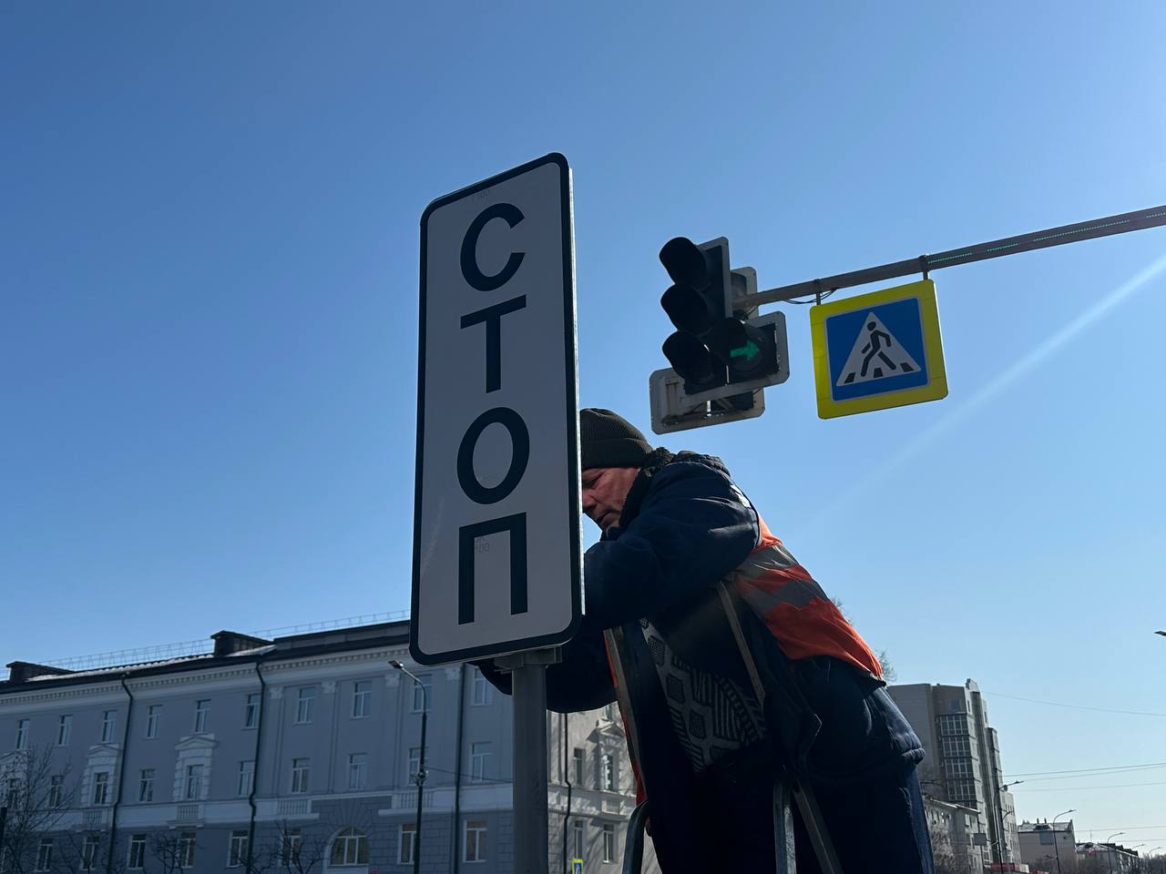 На перекрёстке улиц Театральная – Горького установили дорожный знак нового формата На перекрёстке улиц Театральная – Горького установили дорожный знак нового формата