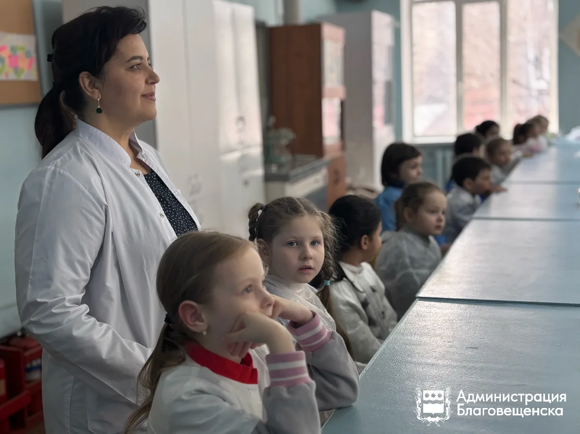 Эколята-дошколята самостоятельно провели химические опыты в лаборатории политеха