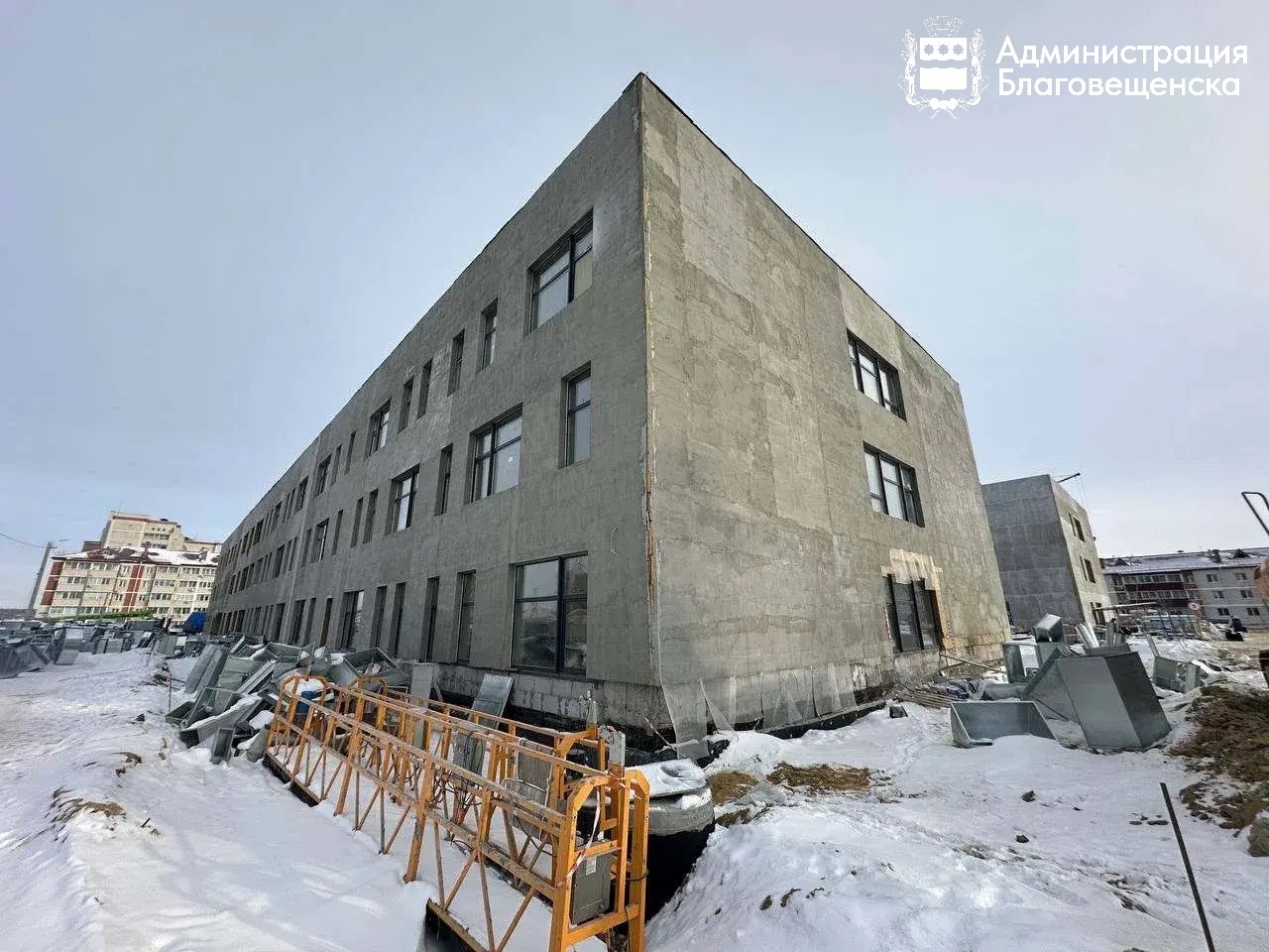 Школа на 1200 мест в Благовещенске готова на 75%