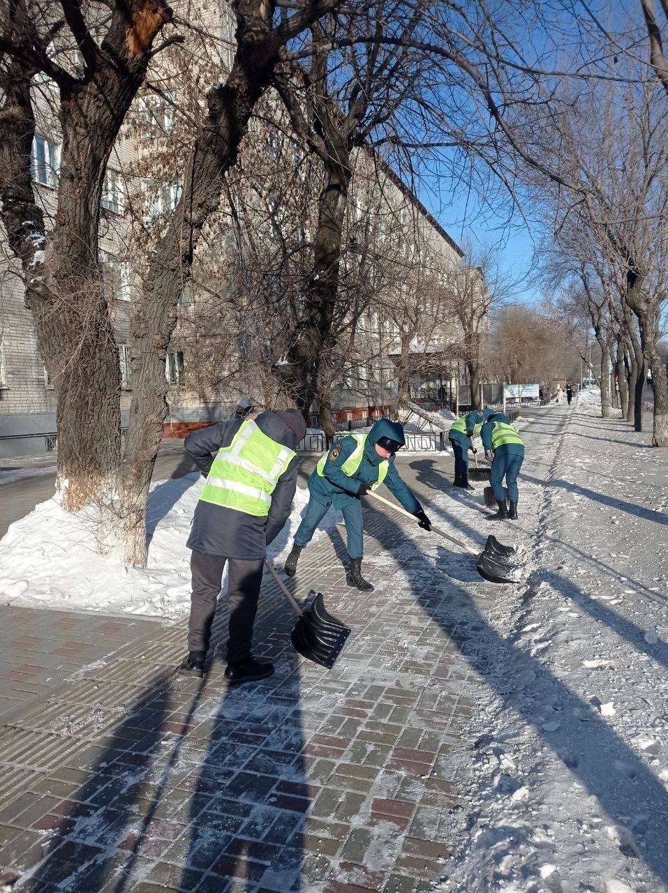 Молодежь Благовещенска вновь помогает городу бороться со снегом Молодежь Благовещенска вновь помогает городу бороться со снегом
