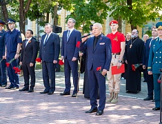 Цветы в память о подвиге советских солдат возложили в Благовещенске