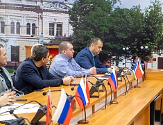 Мэр Благовещенска Олег Имамеев собрал предпринимателей, занимающихся пассажирскими перевозками