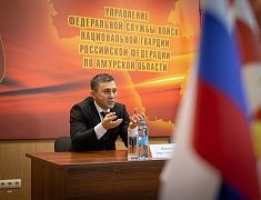 Мэр Благовещенска Олег Имамеев вручил кубок наставника месяца Виктору Ныркову