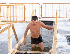 В Благовещенске в купель на Амуре в Крещение окунулись больше двух тысяч человек