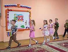 Ко Дню защитника Отечества в благовещенском детском саду подготовили выставку и спектакль для пап