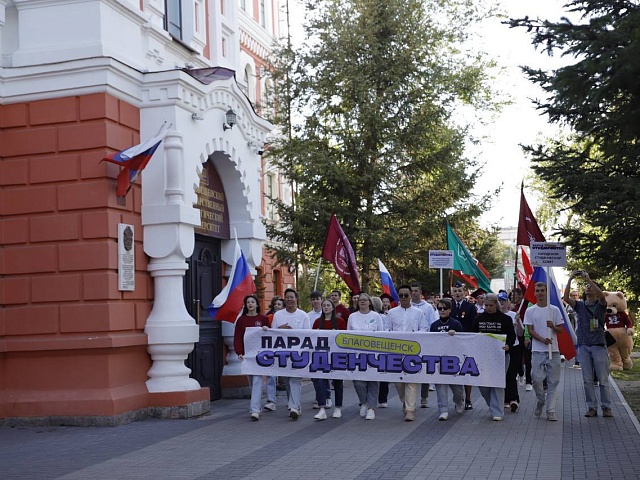 От Триумфальной арки до площади ОКЦ прошли благовещенские студенты 