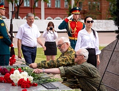 В День памяти и скорби благовещенцы возложили цветы к памятнику воинам-амурцам