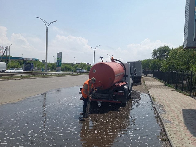 ГСТК откачивает воду и чистит ливневки после дождя 