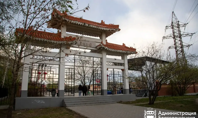 В Благовещенске обустраивают парковку в районе парка Дружбы