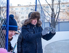 Хоккею с мячом учили ребят из благовещенского двора на Зейской