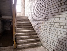 В новой школе в микрорайоне Благовещенска утепляют фасад и готовятся запускать тепло