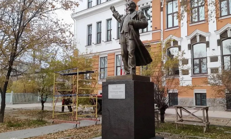 В Благовещенске «освежили» памятник Ленину на улице Горького