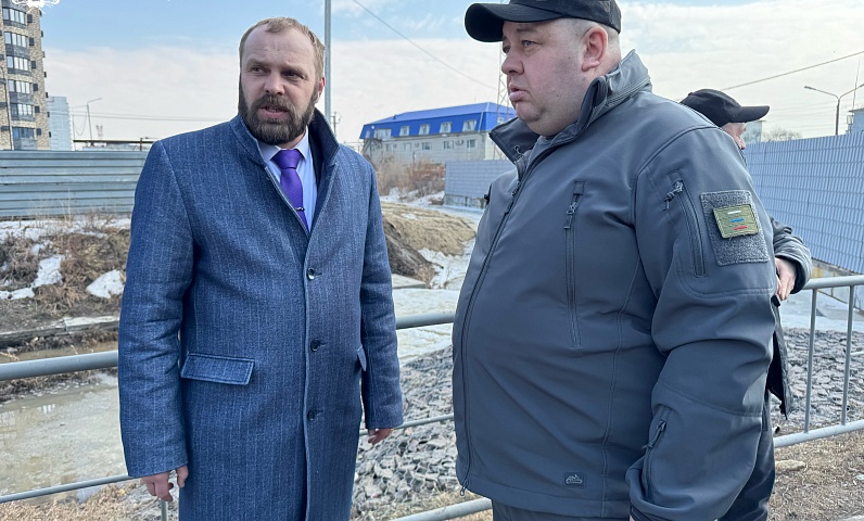 Администрация Благовещенска помогла властям Благовещенского округа в решении проблемы подтопления дороги в районе перекрестка улиц Василенко и Воронкова