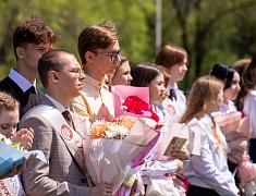 Во всех школах Благовещенска прозвенели последние звонки