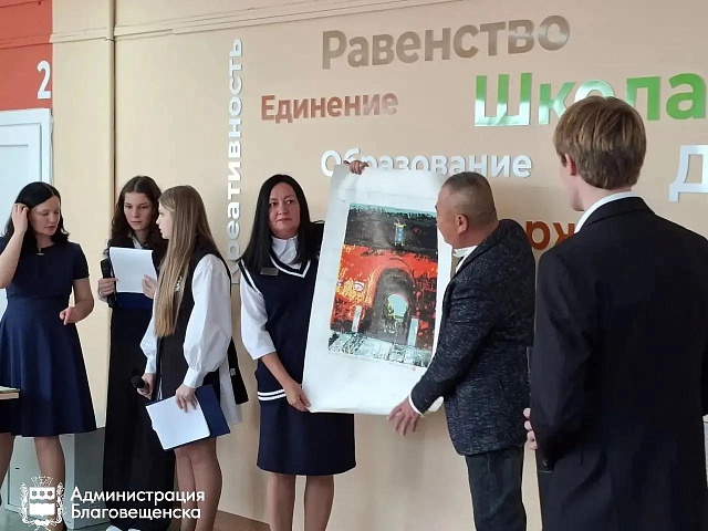 Благовещенской школе подарили 50 картин китайских художников