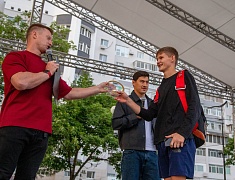 Абсолютный чемпион мира по боксу Дмитрий Бивол встретился с благовещенцами
