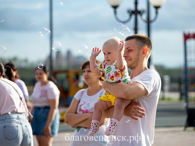 День отца отметят благотворительным концертом, поделками и рисунками: выходные в Благовещенске 