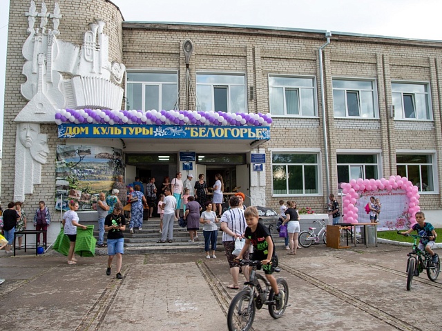 Благовещенцы могут за одну минуту «отремонтировать» Дом культуры в Белогорье 