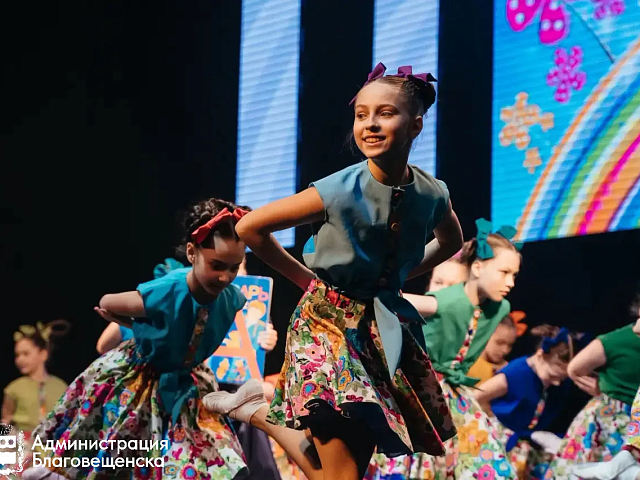 От школьных лагерей до первой зарплаты: где и как проведут лето благовещенские дети