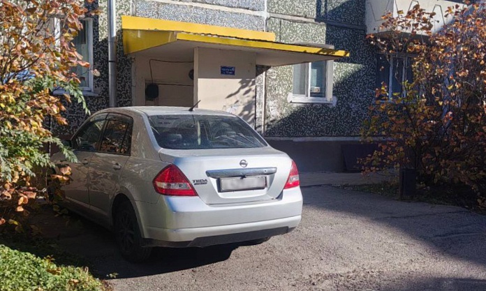 Благовещенские водители поплатились за авто, оставленные на газоне