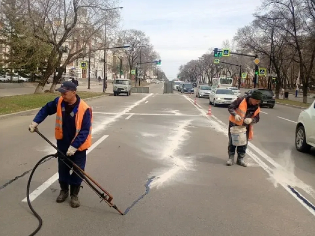 Обновление разметки и санация трещин: в Благовещенске приводят в порядок магистрали   