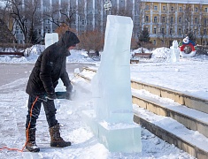 Фигуры изо льда украсили площадь возле Общественно-культурного центра в Благовещенске
