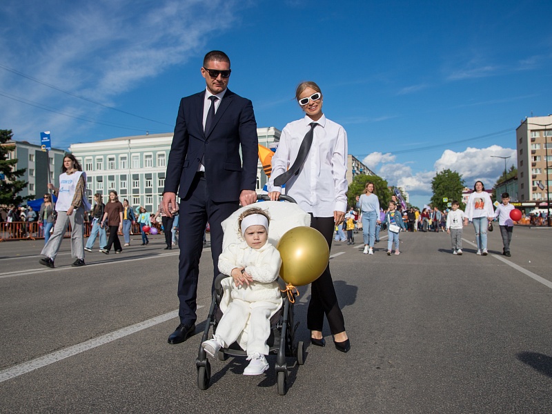 Парад семьи 2024. Парад семей. Всей семьёй на парад. Российский парад с семьями. Дети семьи парад.