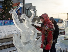 Фигуры изо льда украсили площадь возле Общественно-культурного центра в Благовещенске