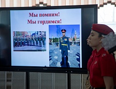 В школе № 10 открыли "Уголок памяти Героя" и установили "Парту Героя"