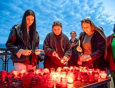 Более 400 благовещенцев на набережной Амура зажгли свечи в память о жертвах всех терактов 