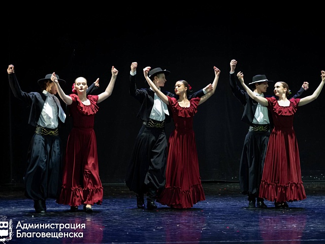 Праздничный концерт «Ровесников» открыл Год единства народов России в Благовещенске