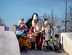 На площади Ленина для детей провели праздник со сказочными персонажами